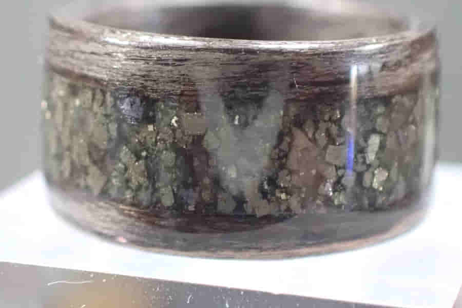 Dřevěný prsten s pyritem
