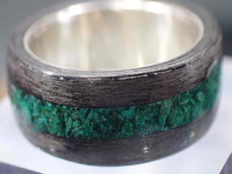 Dřevěný prsten s vltavínem a chryzokolem