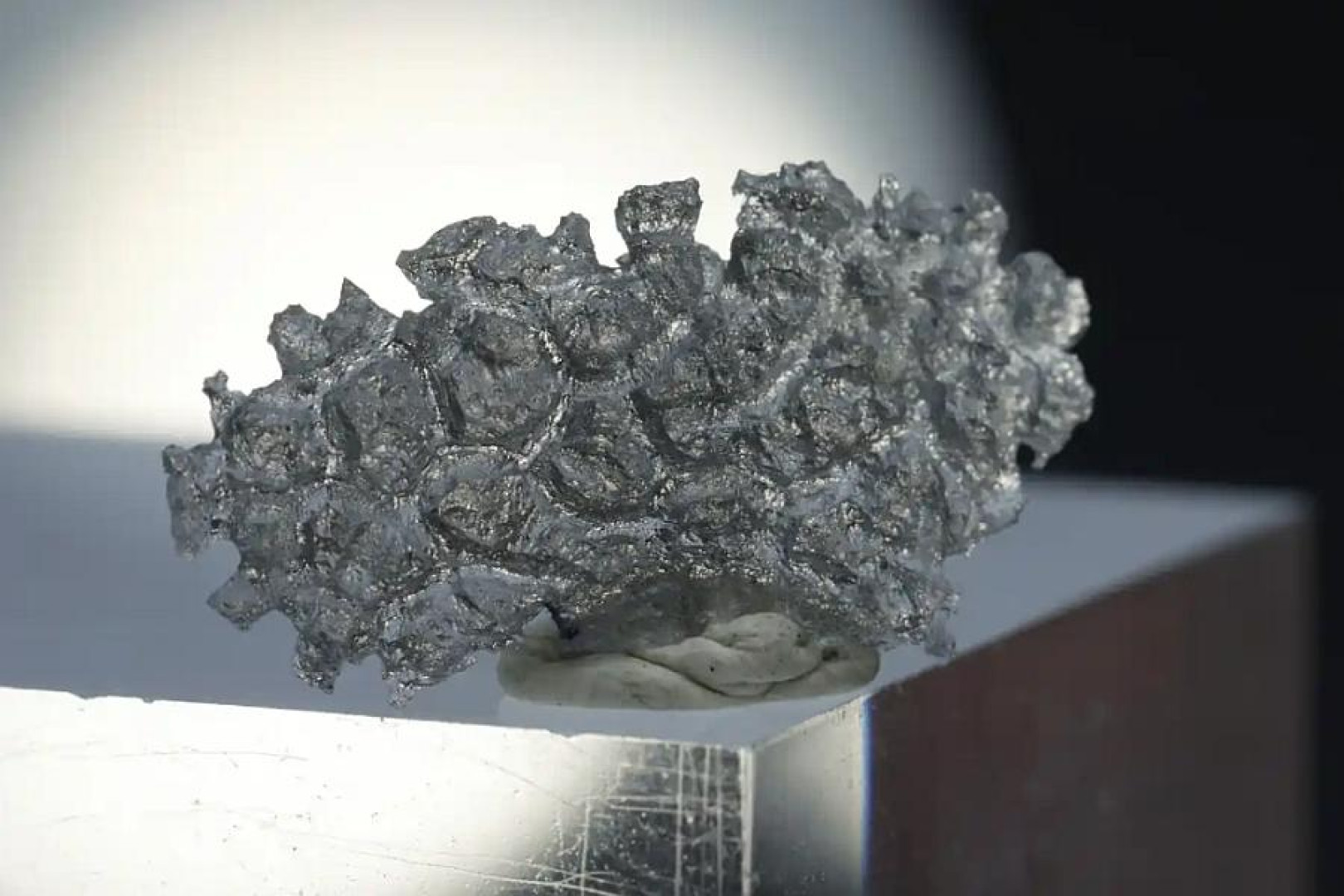 Obsidiány s polygonální skulptací ze Zemplínské oblasti Západních Karpat, Slovensko