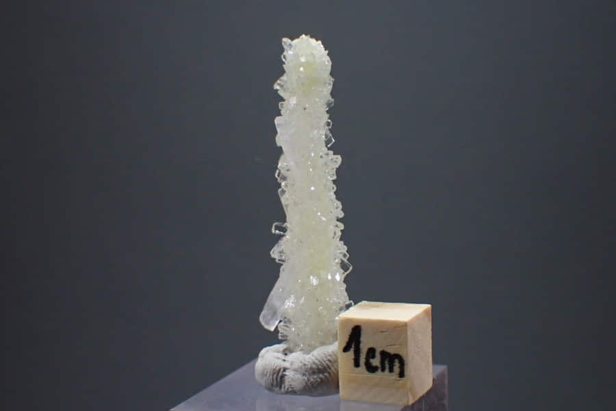 Celestýn stalaktit na sirném jádře 