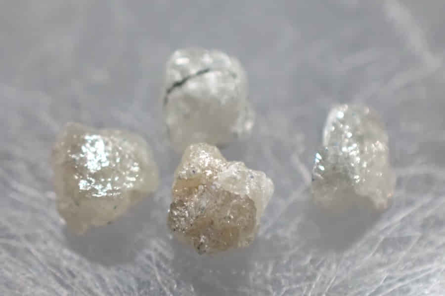 Diamant surový přírodní 4ks 0,85ct