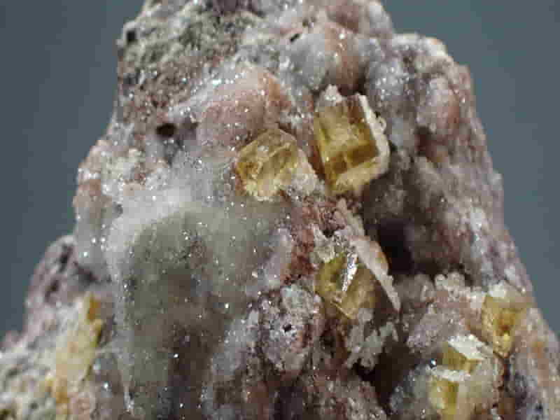 Fluorit - kalcit z Dřínové