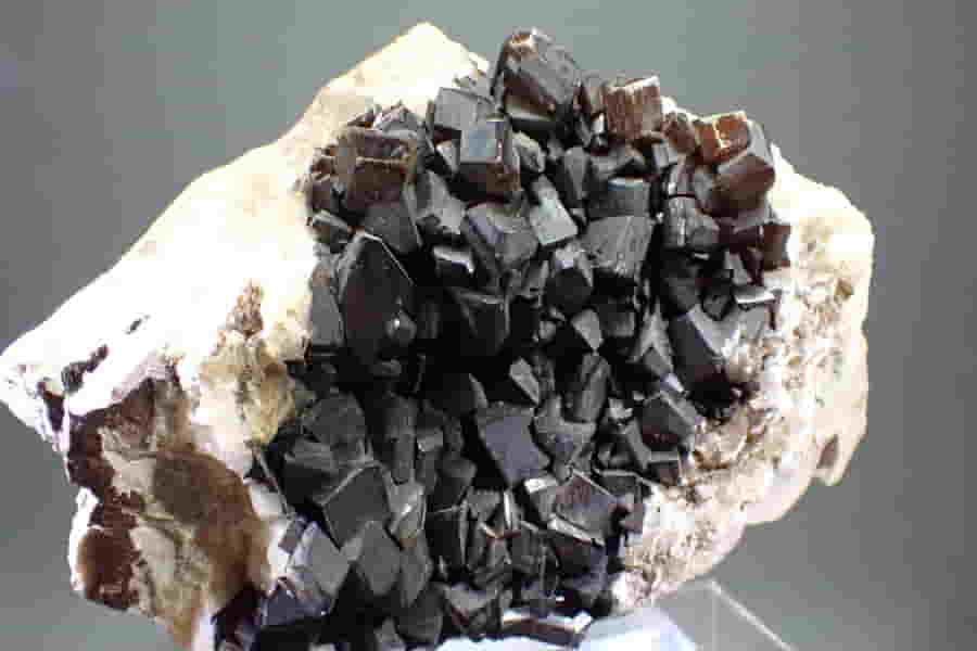 Kalcit s povlakem uhlovodíku - rarita ze Štramberku