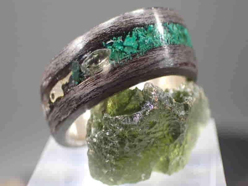 Dřevěný prsten s vltavínem a chryzokolem