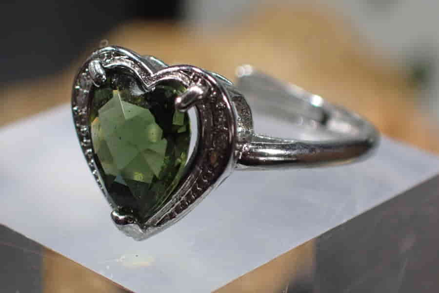 Prsten s broušeným vltavínem - broušený vltavín srdce