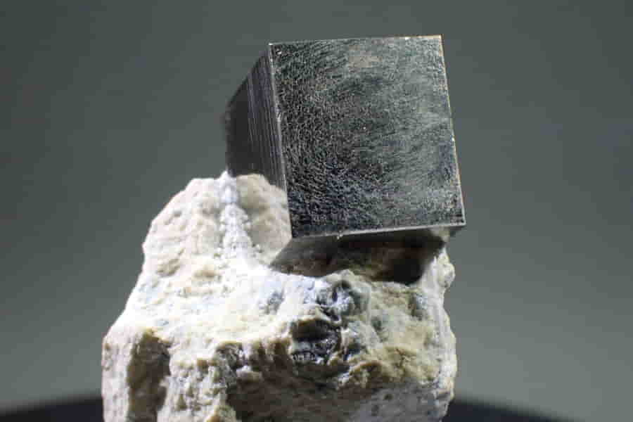 Pyrit z Navajunu na hornině