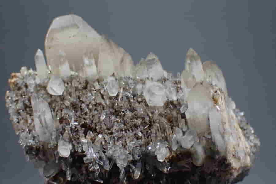 Gitter quartz - Mřížkovaný křemen na ortoklasu