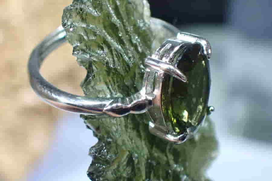 Prsten s Vltavínem - Broušený vltavín