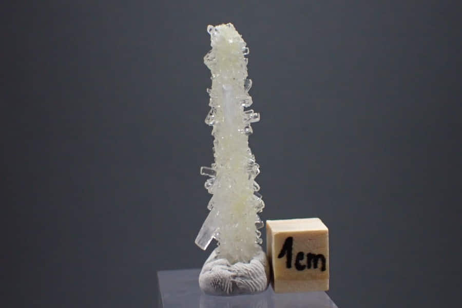 Celestýn stalaktit na sirném jádře 