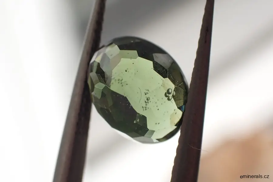 Broušený přírodní vltavín 2,35ct 9,2x7,3x6,3mm