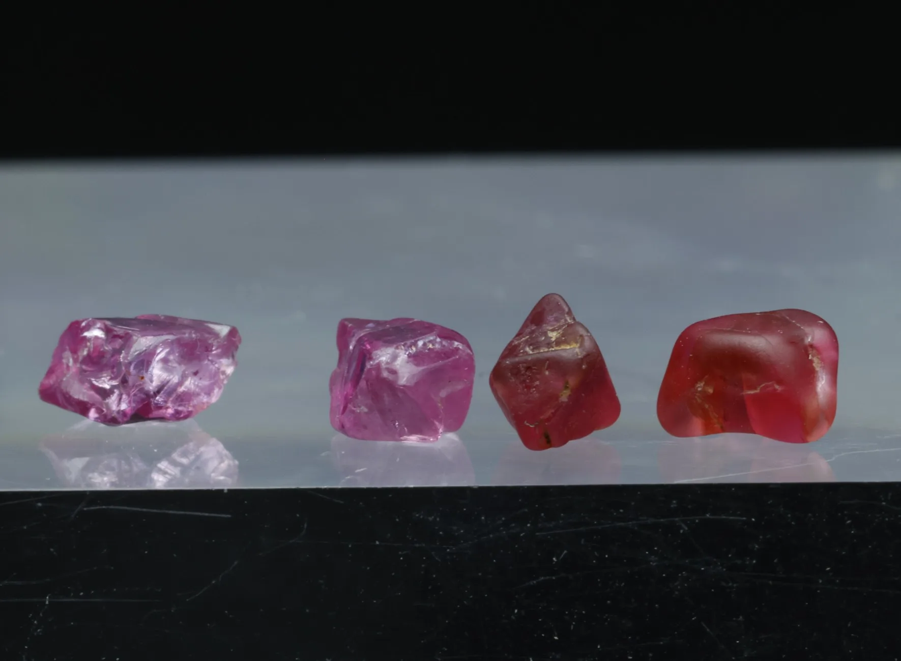 Přírodní spinely z Mogoku, Myanmar – lot 4 krystalů