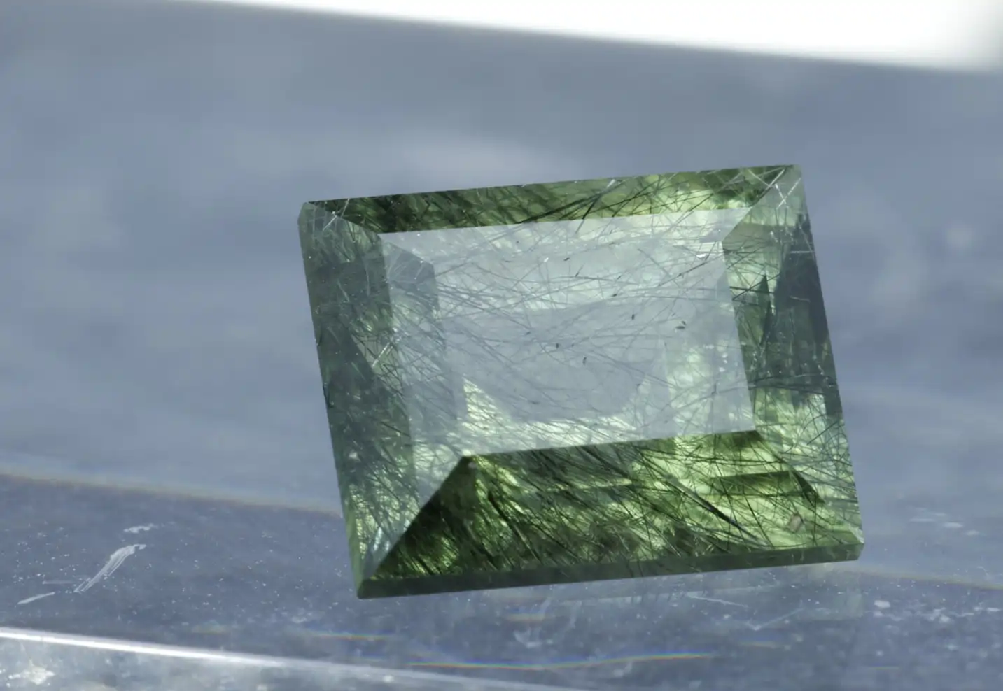 Peridot s inkluzí ludwigitu - broušený peridot 2,1ct 7,6x6,2x4,9