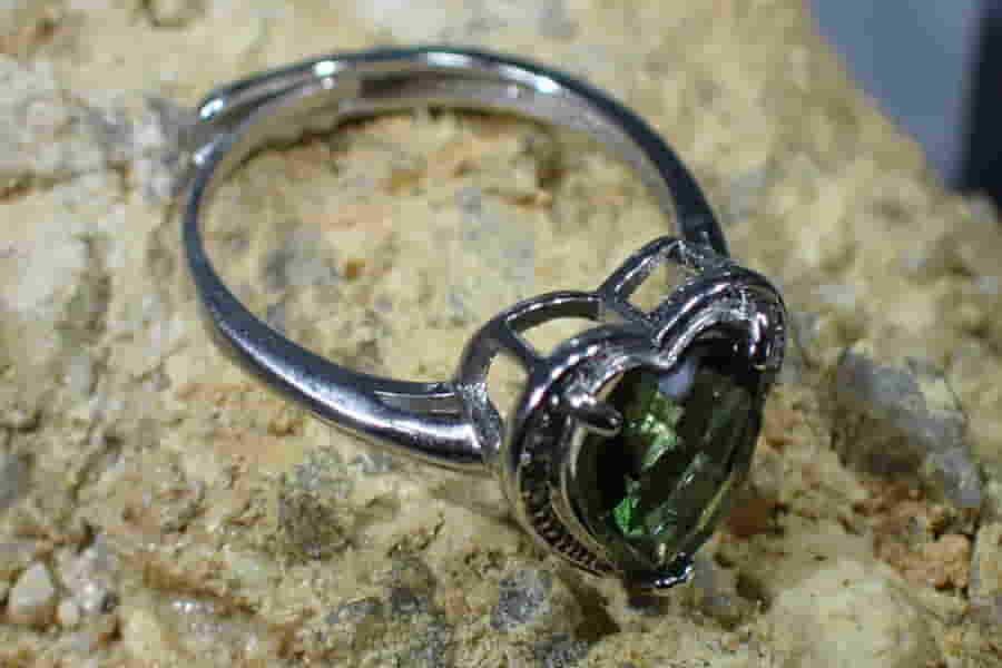 Prsten s broušeným vltavínem - broušený vltavín srdce