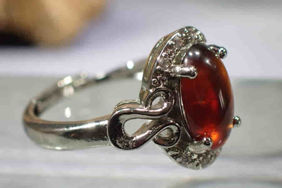 Prsten s broušeným hessonitem