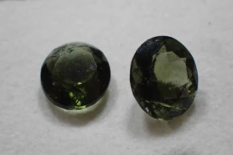 Vltavín broušený round cut 8x8mm