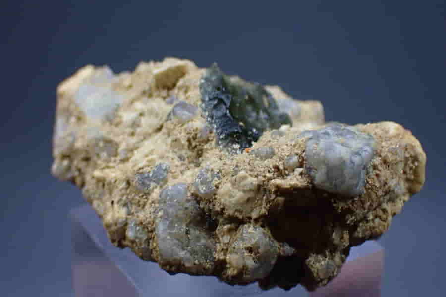 Vltavín v hornině / moldavite in situ