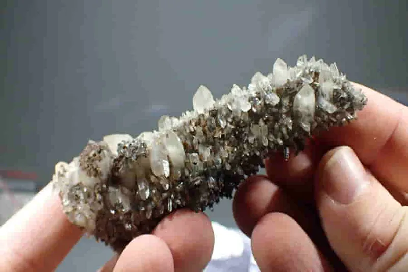 Mřížkovaný křemen na ortoklasu / lattice - gitter quartz 73gramů