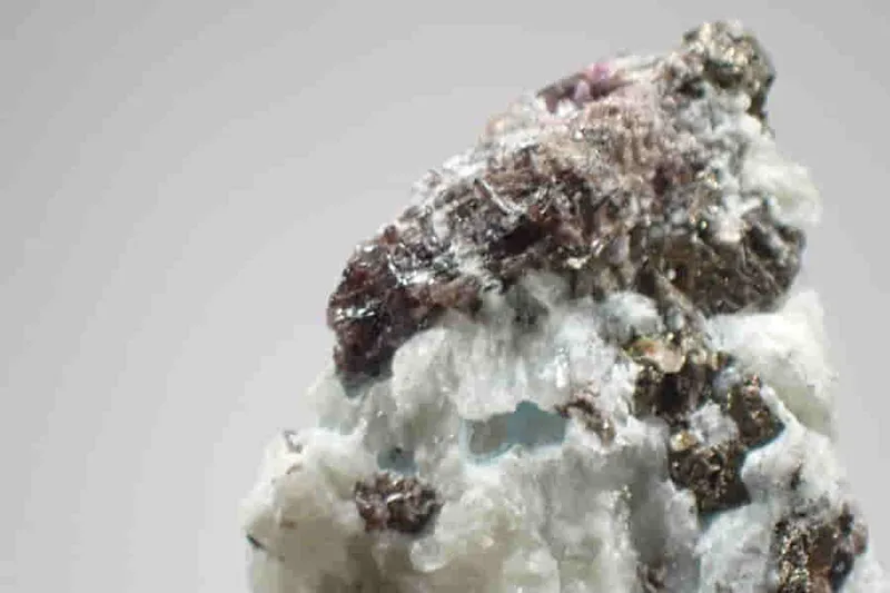 Painite a rubín Mogok  34x27x12