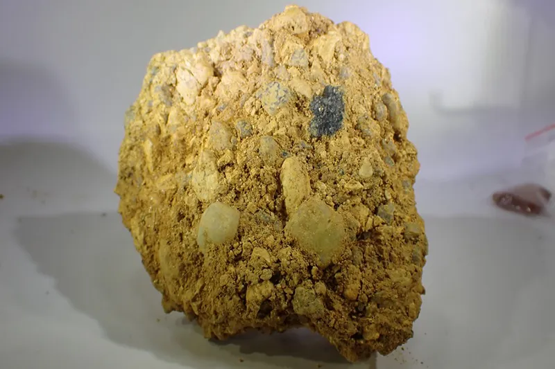 Vltavín v hornině / moldavite in situ 110x100x45mm