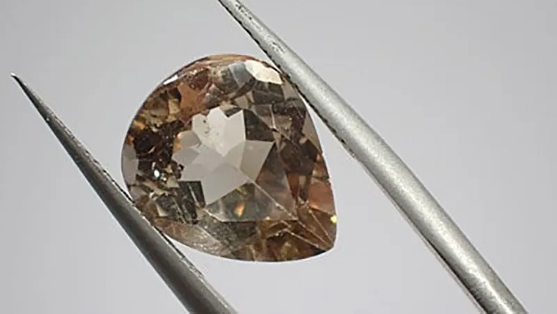 Broušený topaz kapka 7,54ct