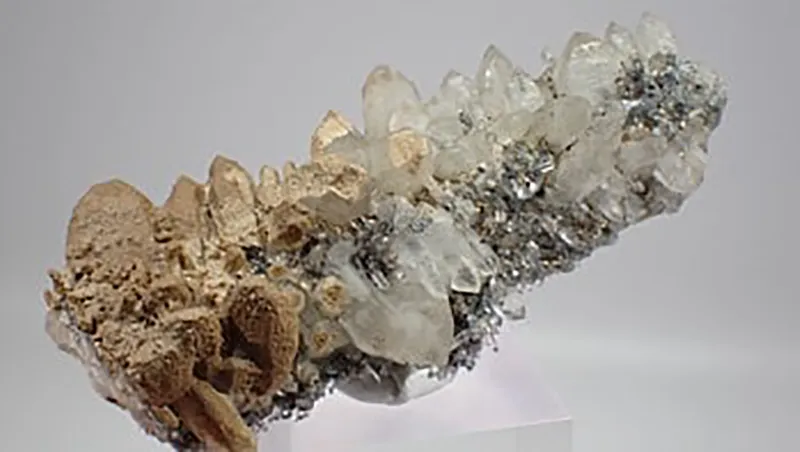 Mřížkovaný křemen na ortoklasu / lattice - gitter quartz