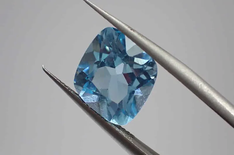 Topaz - Broušený přírodní 10x10mm - 5,15ct