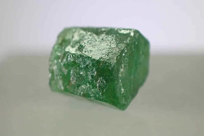 Smaragd Swat Pakistan 2,7ct - oboustraně ukončený krystal 