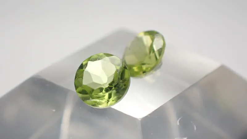Peridot - olivín - Round cut 5x5