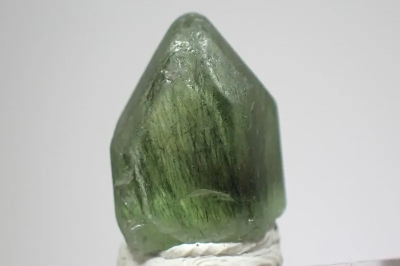 Luxusní krystal peridotu s Ludwigitem 8,55ct
