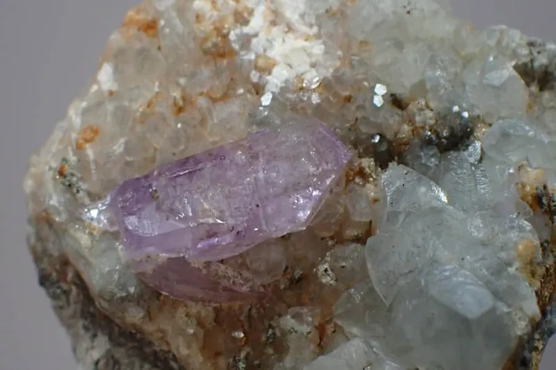 Ametyst a kalcit ze Sardinie Capurru quarry 