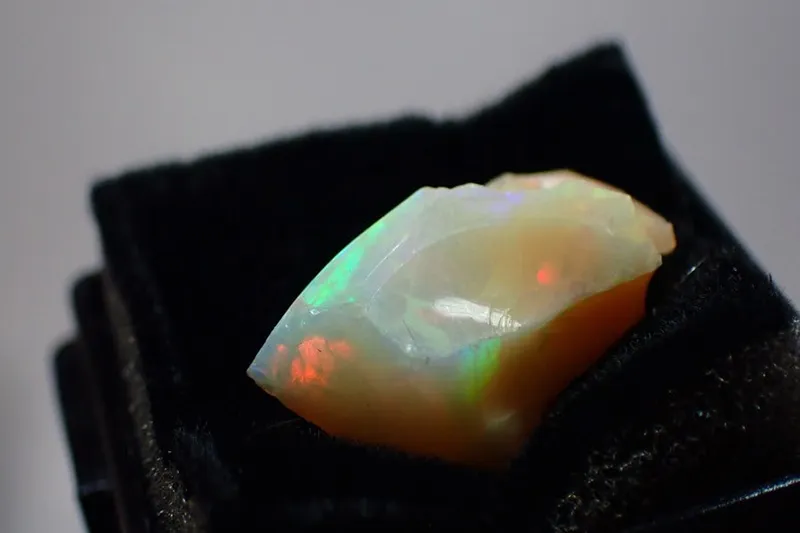 Drahý opál z Etiopie AAA kvalita honeycomb 3,8ct