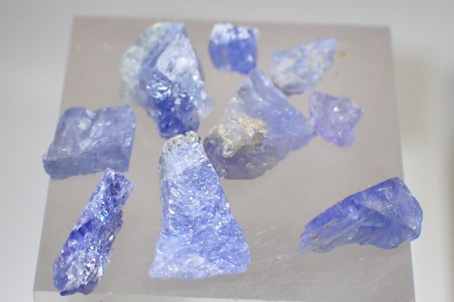 Tanzanit přírodní krystaly set 8 ks 12,85ct