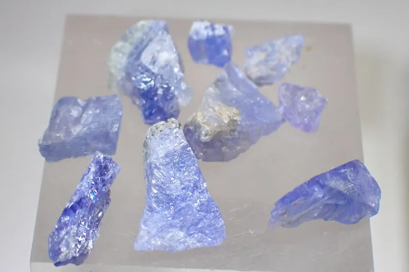 Tanzanit přírodní krystaly set 8 ks 12,85ct