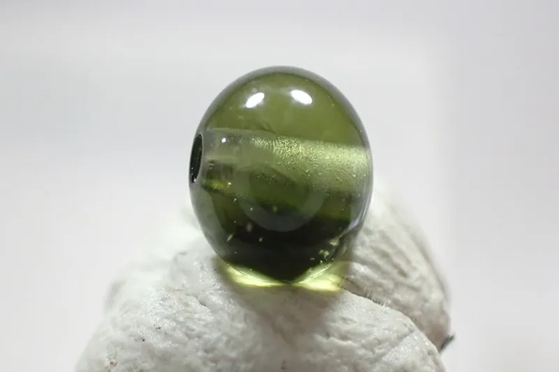 Vltavín korálek - rarita 0,95ct 5,5mm