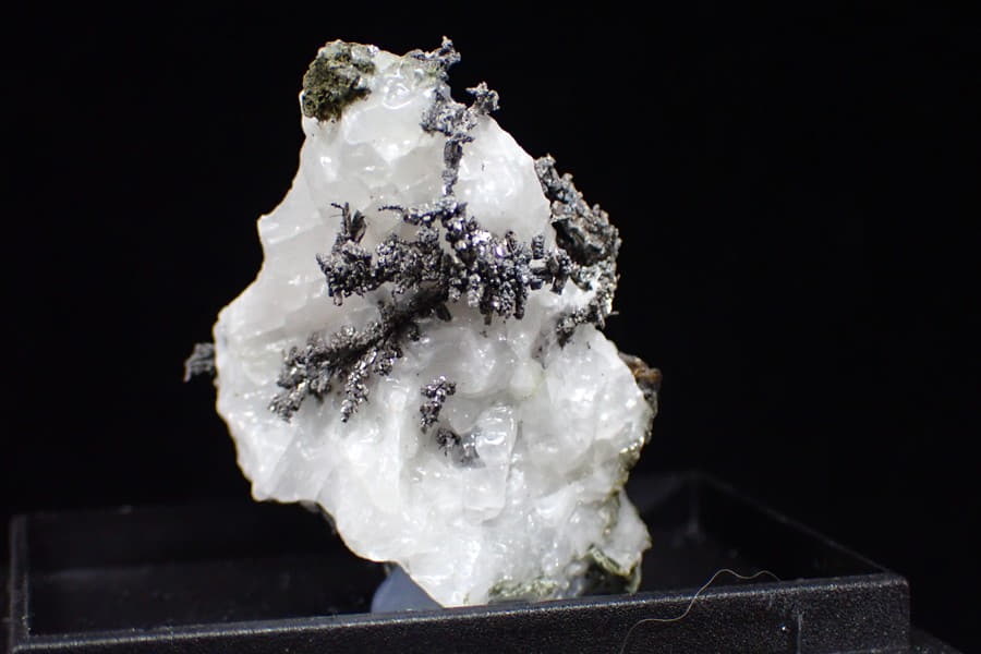 Stříbro na kalcitu - Bouismas mine, Maroko 24g / 33x25x33mm
