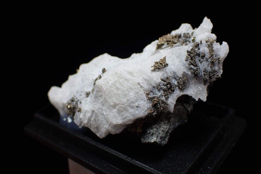 Stříbro na kalcitu - Bouismas mine, Maroko 61x23x25mm