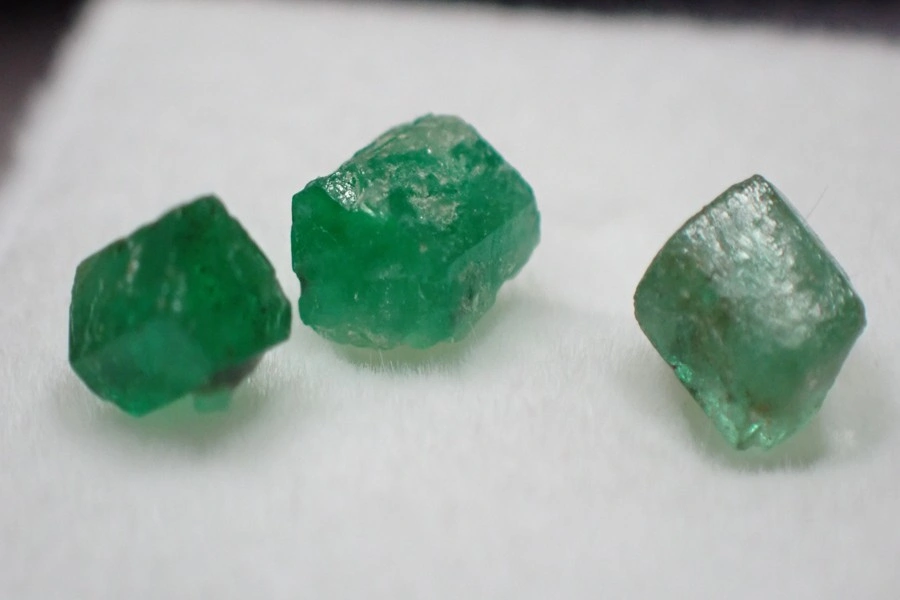 3 krystaly smaragdu z oblasti Swat Pakistán 4-4,5mm