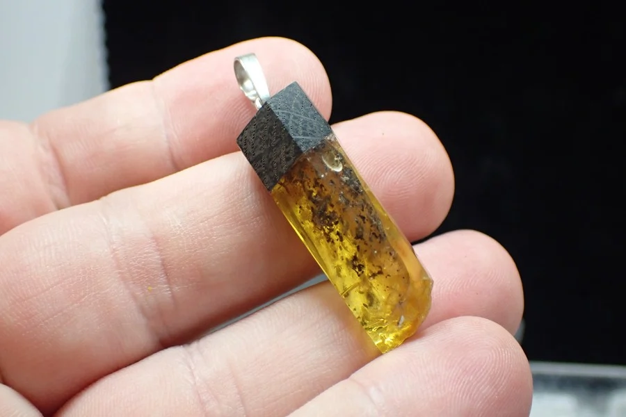 Přívěsek Jantar / Subfosilní Dub 32x13x9,5mm