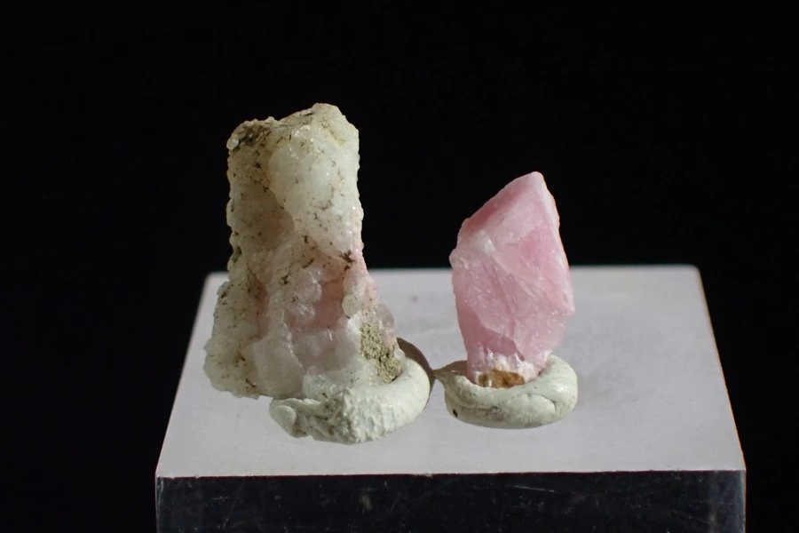 Tugtupit set 2 ks - UV minerál z Gronska 6,7ct