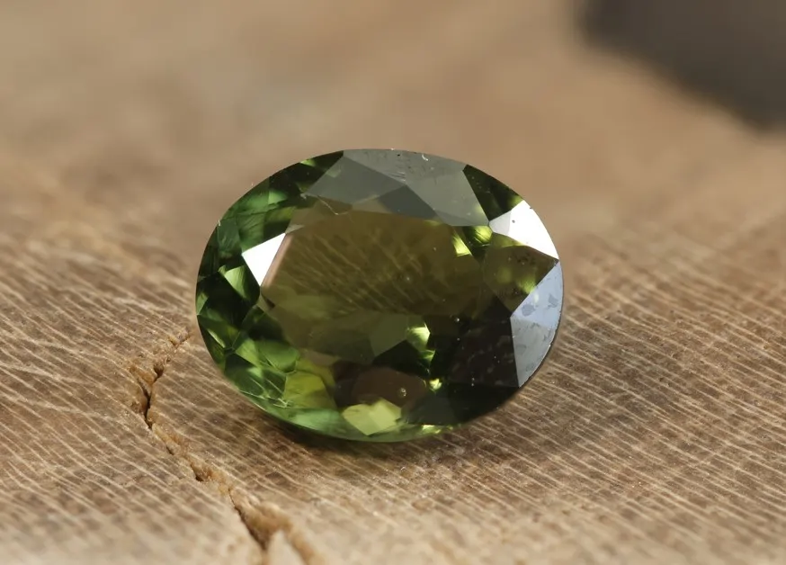 Broušený vltavín do šperku - ovál 10x8x5,6mm 2,3ct