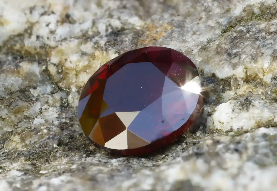 Český granát - pyrop-almandin broušený 6x6x3,5mm 0,85ct