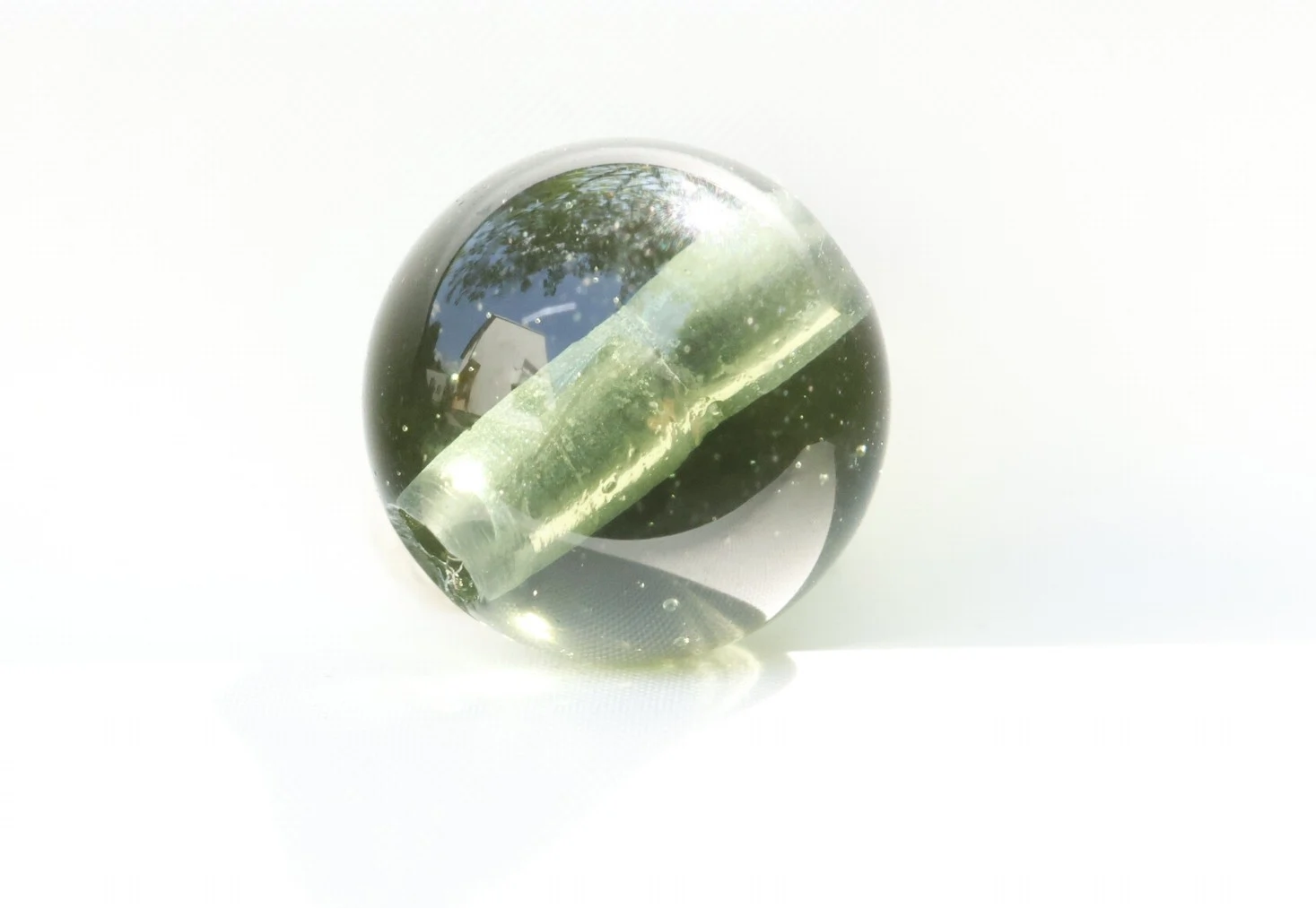 Vltavín – přírodní broušený korálek s průvlekem 7,1mm 2,05ct