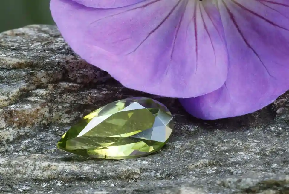 Broušený olivín ze Smrčí - broušená kapka 2ct 11,6x6,2x4,2