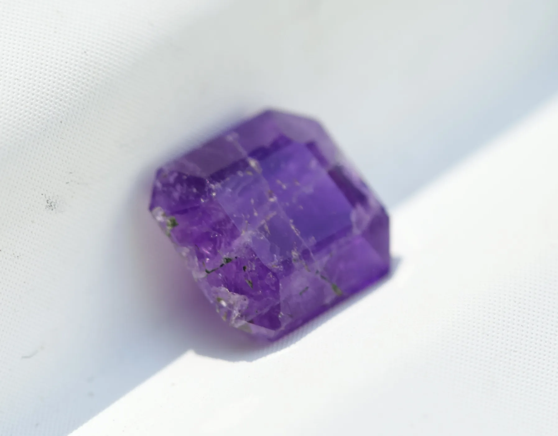 Sodalit var Hackmanit broušený UV minerál 0,85ct v6x6x4mm