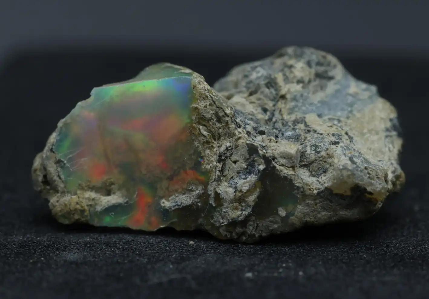 Drahý opál z Etiopie 4,31ct 17x11x8mm