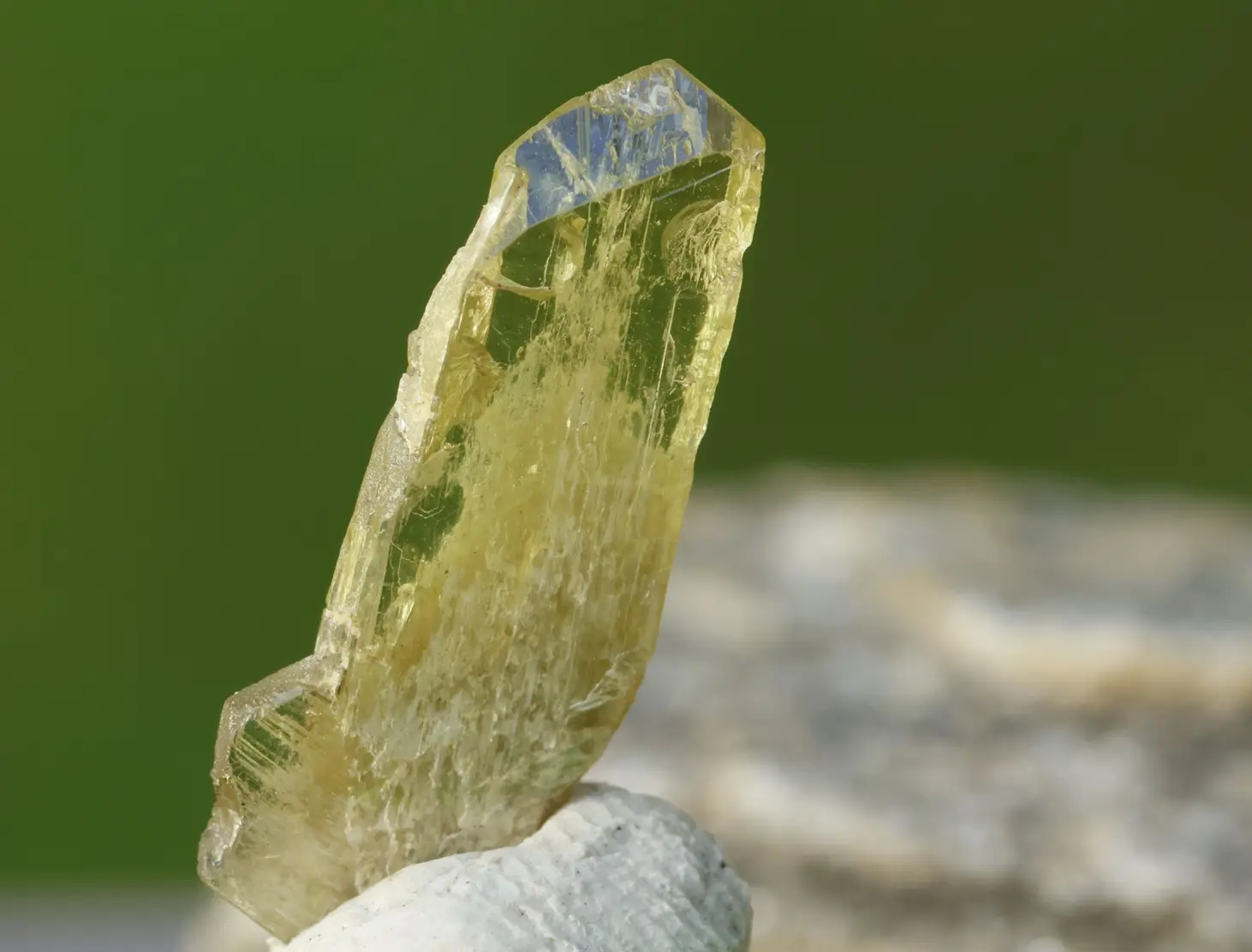 Chryzoberyl z Madagaskaru - 17,8x7x1,7mm