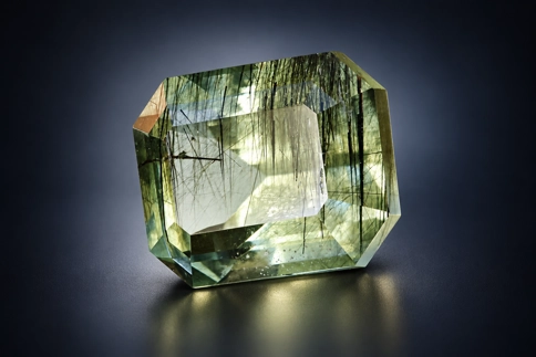 Broušený peridot s inkluzí ledwigitu 1,65ct 7x5,6x4,5mm