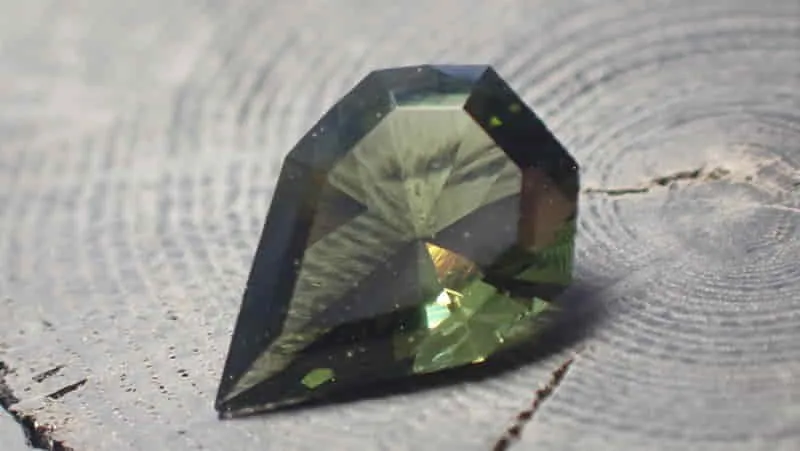 Vltavín brus ve tvaru kapky 2,2ct