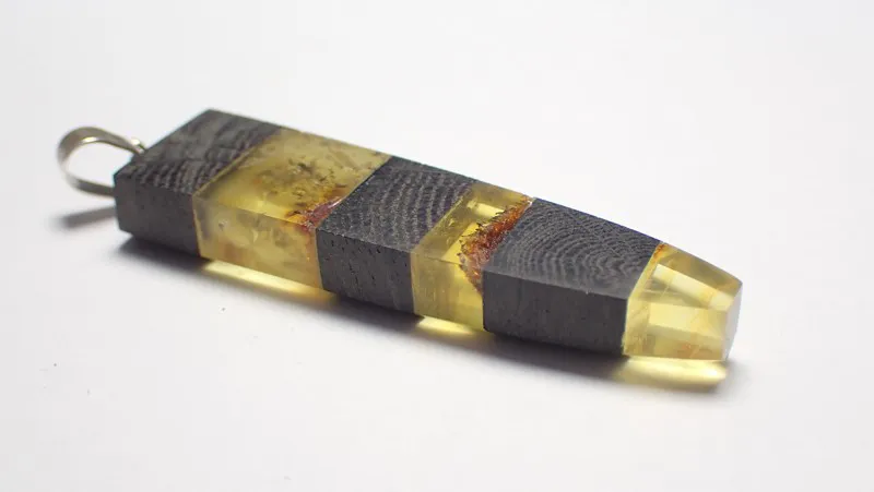 Přívěsek Jantar / Subfosilní Dub 46x12x7mm