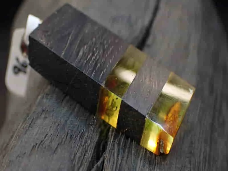 Jantarový přívěsek  32 x 17 x 7mm